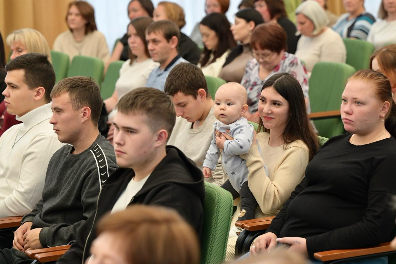 Губернатор Свердловской области Денис Паслер во время рабочего визита в городской округ Красноуфимск принял участие в торжественной церемонии вручения ключей детям-сиротам Губернатор Свердловской области Денис Паслер во время рабочего визита в городской округ Красноуфимск принял участие в торжественной церемонии вручения ключей детям-сиротам