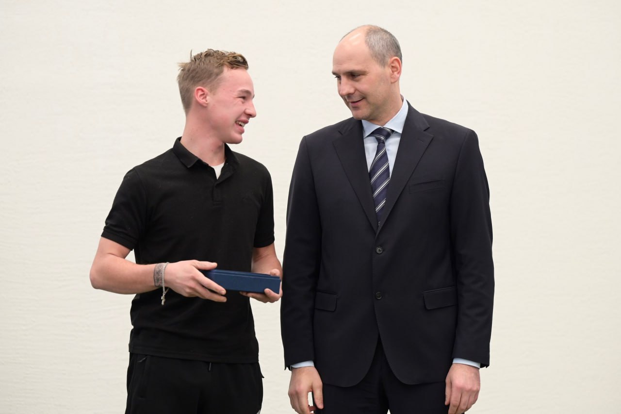 Денис Паслер вручил ключи детям-сиротам в Красноуфимске Денис Паслер вручил ключи детям-сиротам в Красноуфимске