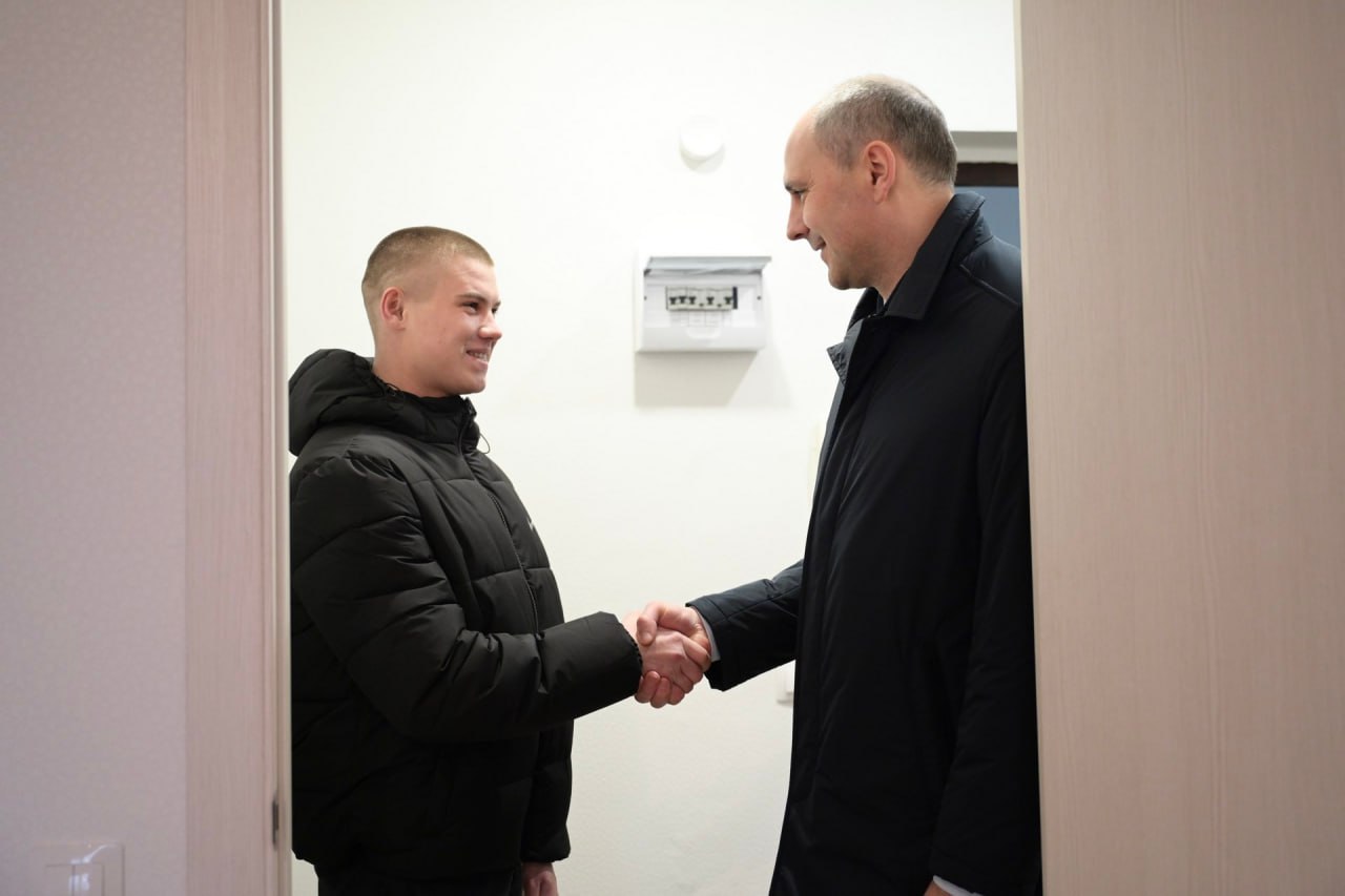 Денис Паслер вручил ключи детям-сиротам в Красноуфимске