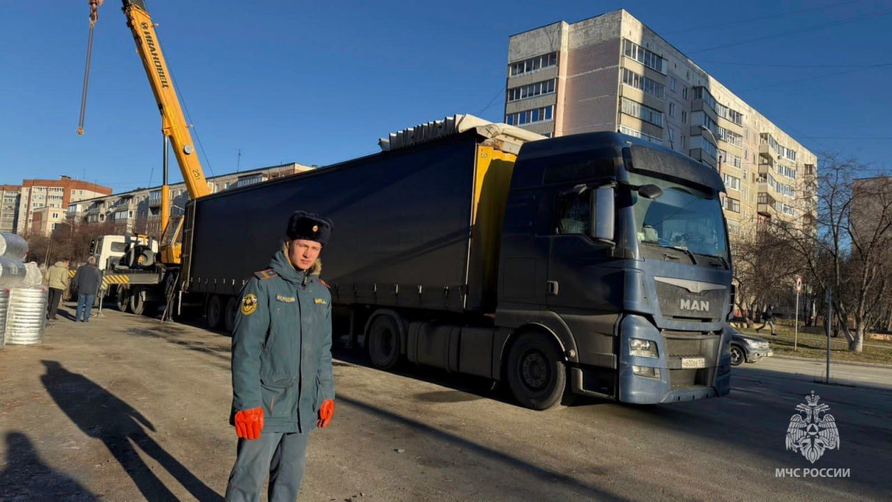 СВОих не бросаем. Огнеборцы 99 пожарно-спасательной части Заречного приняли участие в важной миссии — погрузке гуманитарного груза для отправки в зону специальной военной операции