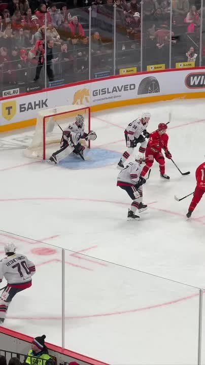 Хоккейный клуб «Автомобилист» одержал победу над «Нефтехимиком» со счетом 6:3 в матче регулярного чемпионата КХЛ