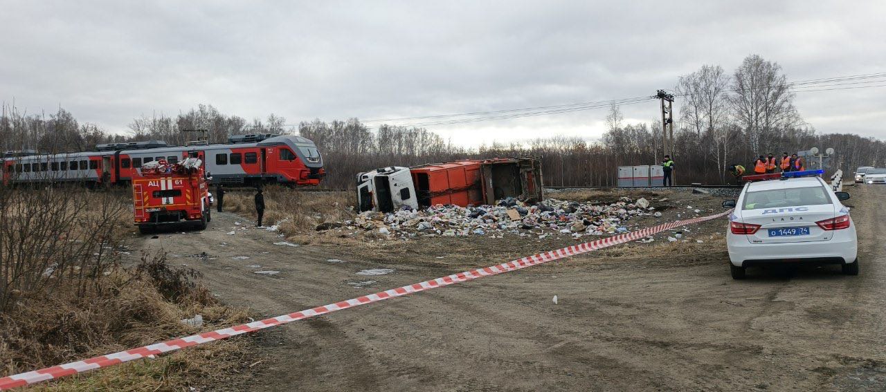 Транспортные полицейские Южного Урала проводят комплекс мероприятий, направленных на установление причин столкновения электропоезда и грузового автомобиля на перегоне