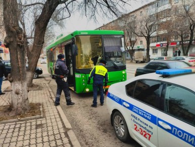 В Екатеринбурге автоинспекторы устанавливают обстоятельства дорожно-транспортного происшествия с автобусом, в результате которого пострадали два человека
