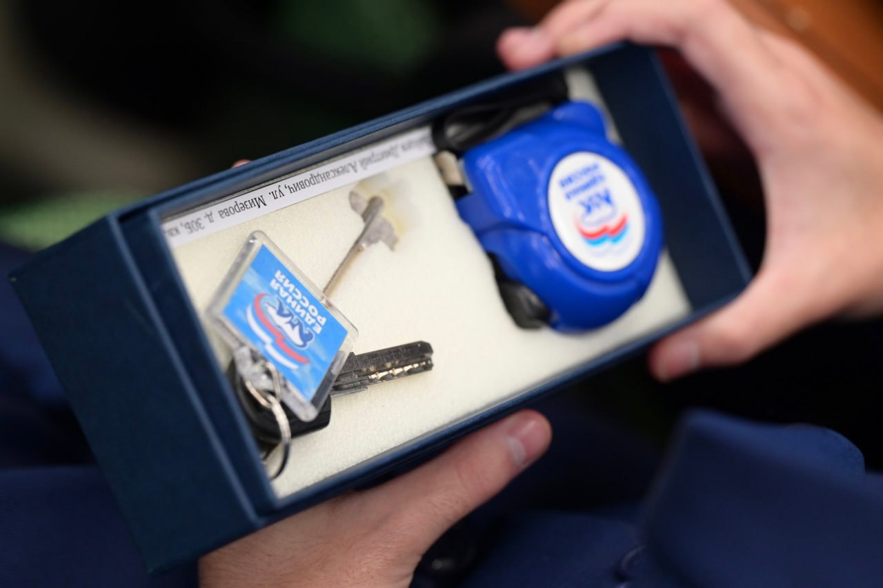 Денис Паслер вручил ключи детям-сиротам в Красноуфимске Денис Паслер вручил ключи детям-сиротам в Красноуфимске