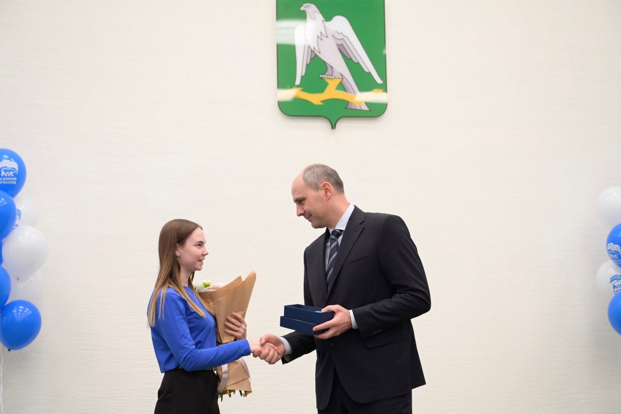 Денис Паслер вручил ключи детям-сиротам в Красноуфимске Денис Паслер вручил ключи детям-сиротам в Красноуфимске