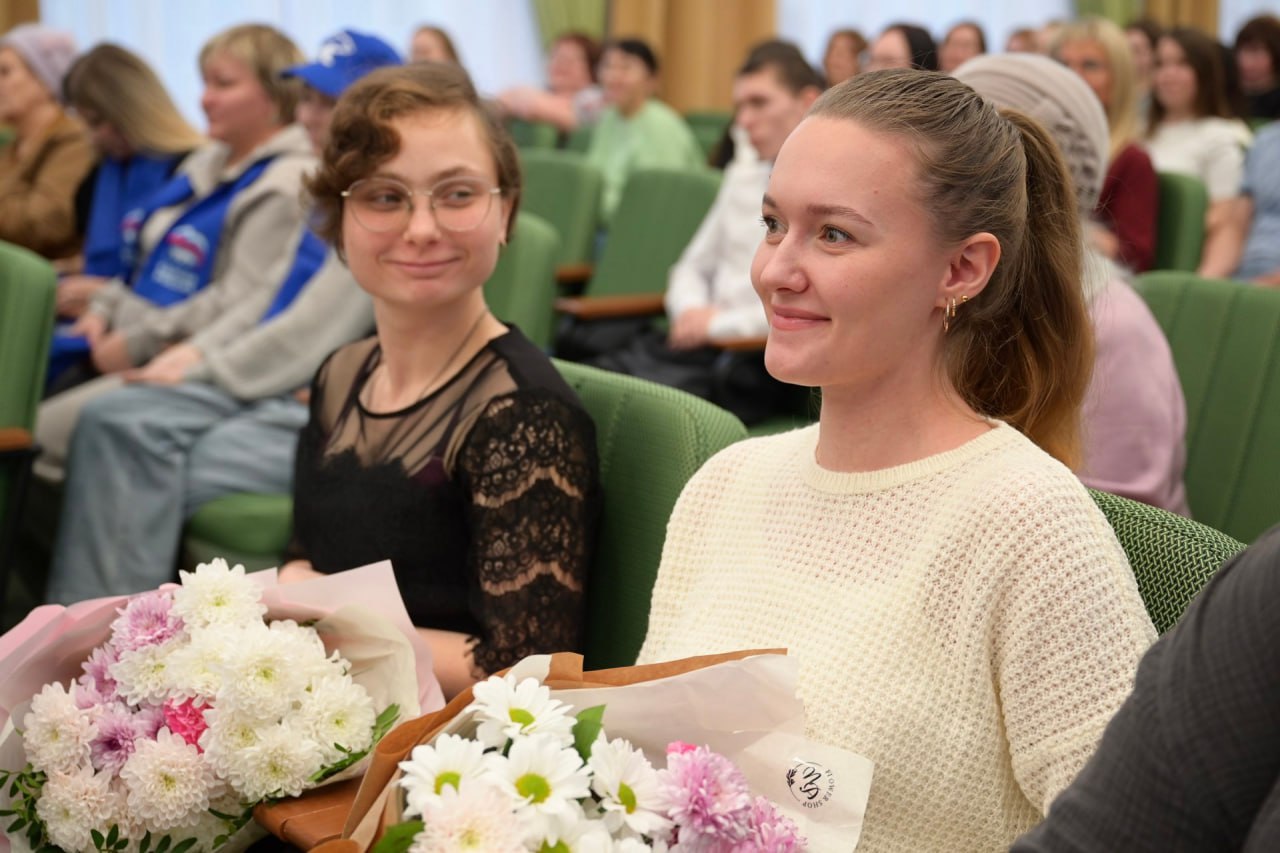 Денис Паслер вручил ключи детям-сиротам в Красноуфимске Денис Паслер вручил ключи детям-сиротам в Красноуфимске