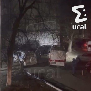Силовикам пришлось сбросить первоуральца из окна первого этажа, чтобы спасти его девушку