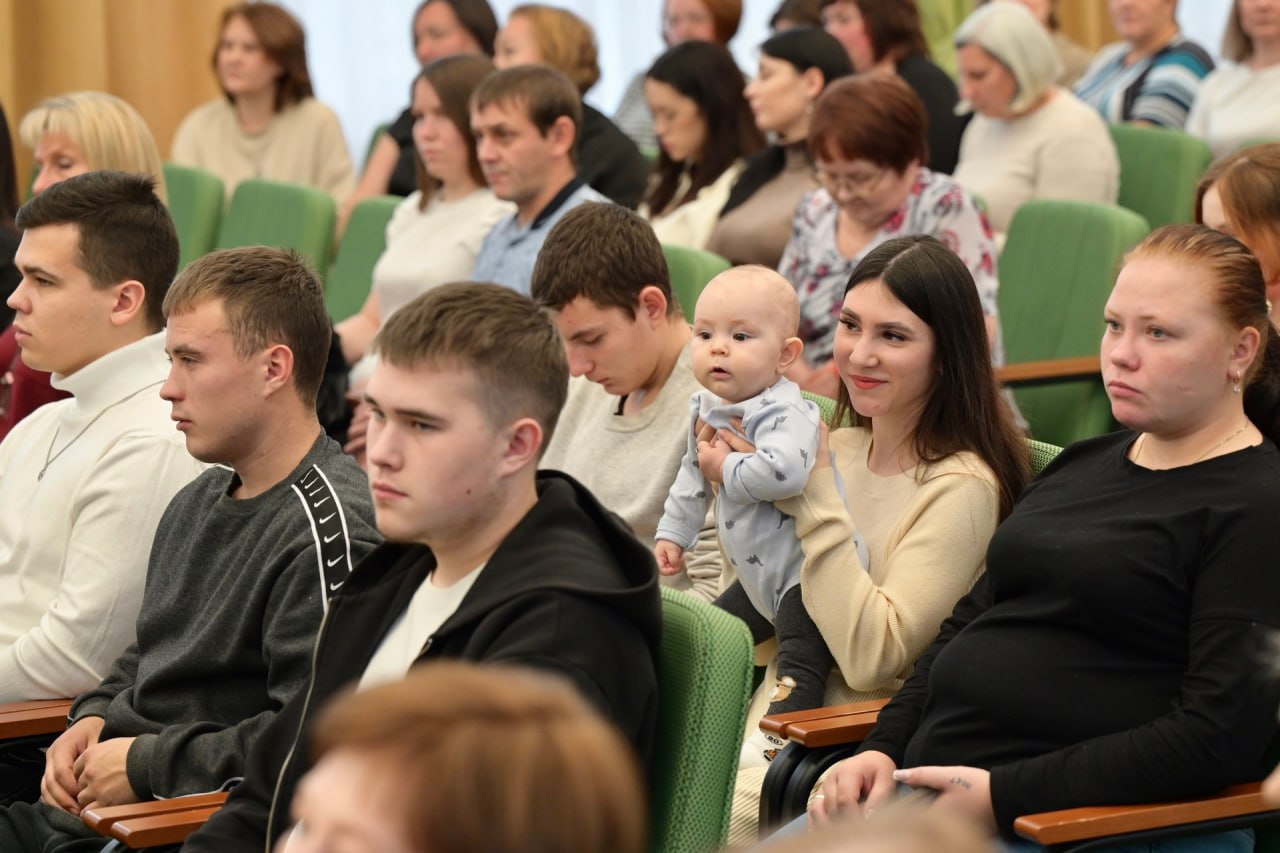 Денис Паслер вручил ключи детям-сиротам в Красноуфимске Денис Паслер вручил ключи детям-сиротам в Красноуфимске