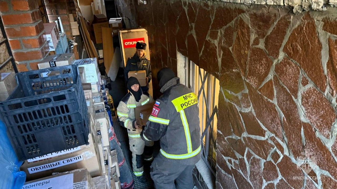 СВОих не бросаем. Огнеборцы 99 пожарно-спасательной части Заречного приняли участие в важной миссии — погрузке гуманитарного груза для отправки в зону специальной военной операции СВОих не бросаем. Огнеборцы 99 пожарно-спасательной части Заречного приняли участие в важной миссии — погрузке гуманитарного груза для отправки в зону специальной военной операции