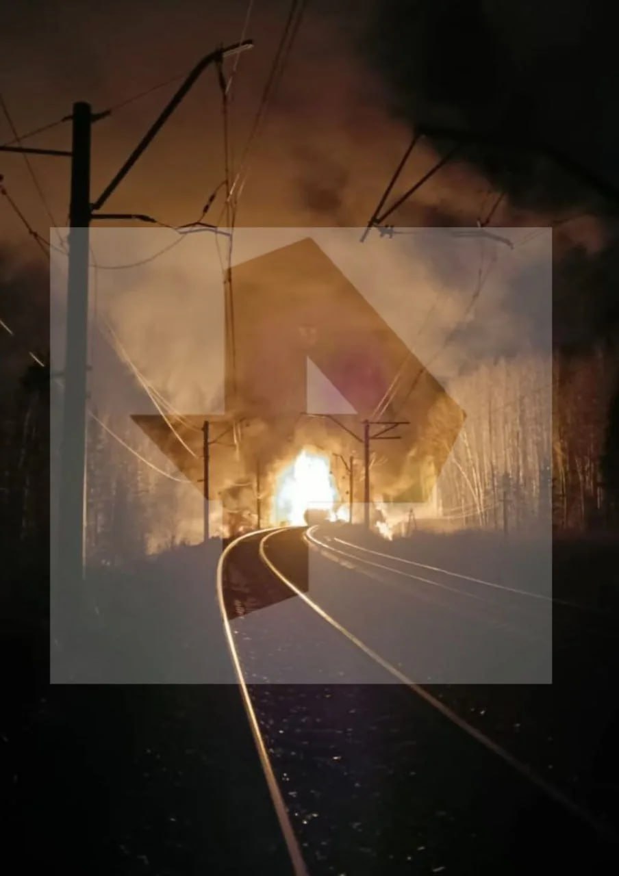 Два вагона-цистерны грузового поезда загорелись на границе Пермского края и Свердловской области, сообщили в Telegram-канале СвЖД Два вагона-цистерны грузового поезда загорелись на границе Пермского края и Свердловской области, сообщили в Telegram-канале СвЖД