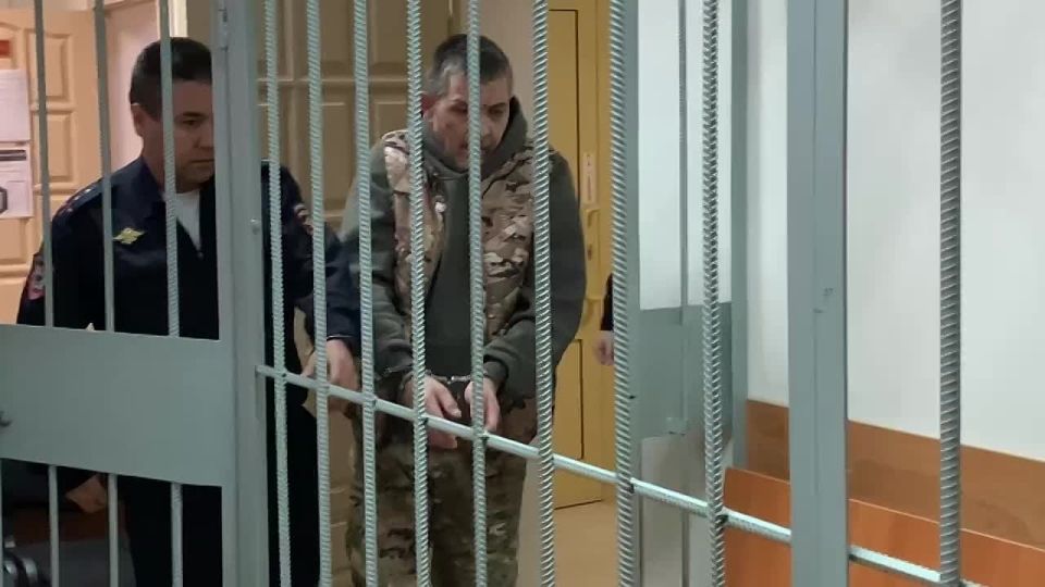 Суд арестовал до 17 января 2026 года жителя Первоуральска (Свердловская область), который ранее удерживал свою знакомую в заложниках и угрожал взрывом, передает корреспондент «Ъ-Урал» из зала суда