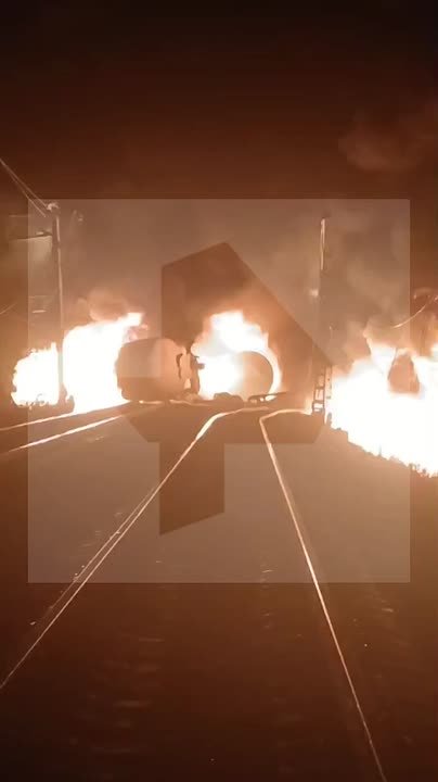 Два вагона-цистерны грузового поезда загорелись на границе Пермского края и Свердловской области, сообщили в Telegram-канале СвЖД