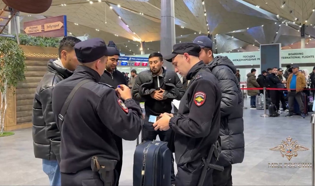 В аэропорту Кольцово ужесточили миграционный контроль
