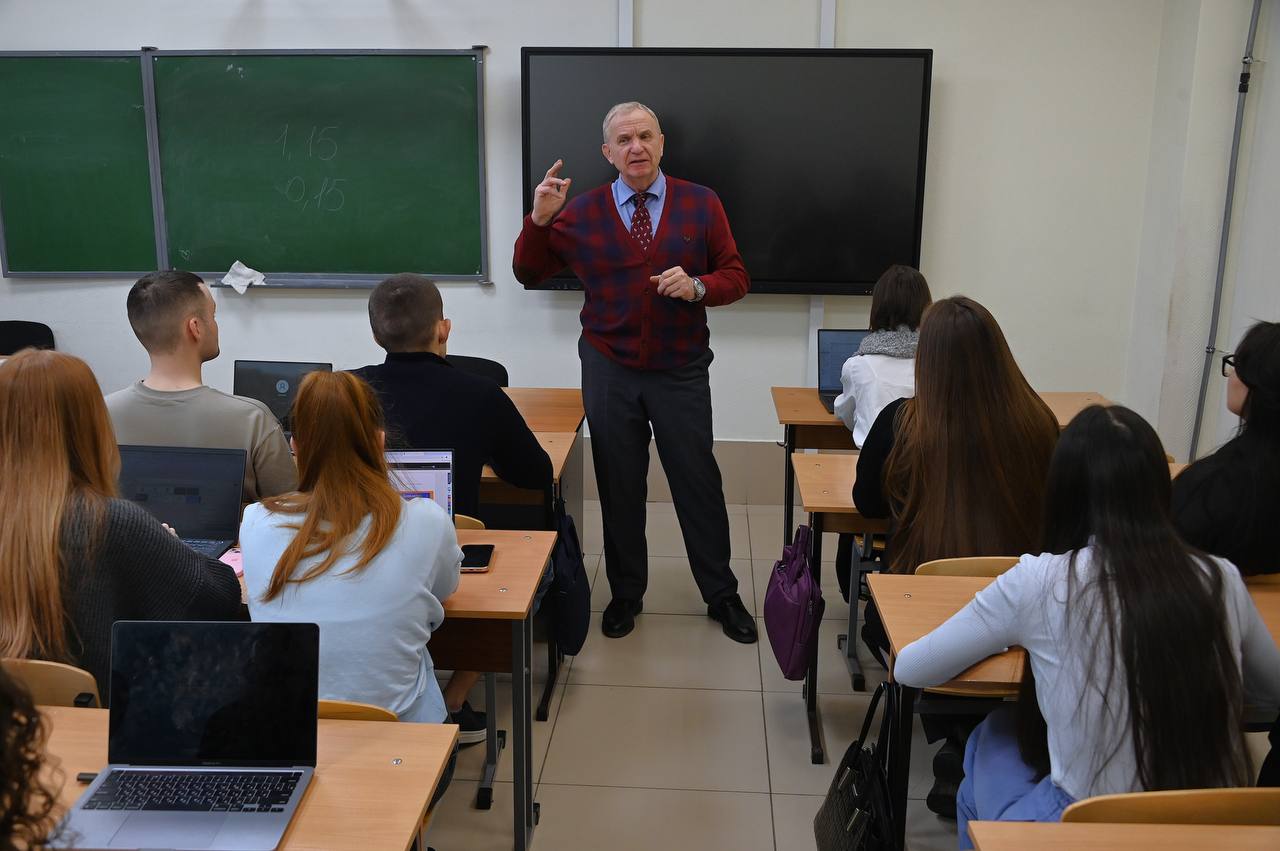 Денис Паслер поздравил профессорско-преподавательский состав свердловских вузов и ветеранов отрасли с Днем преподавателя высшей школы Денис Паслер поздравил профессорско-преподавательский состав свердловских вузов и ветеранов отрасли с Днем преподавателя высшей школы