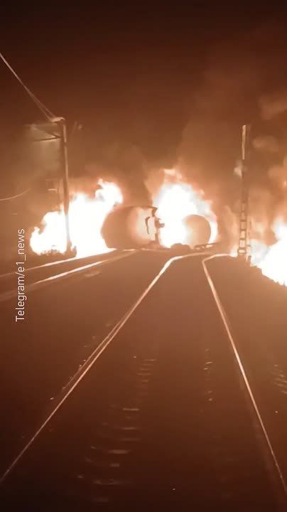 Два вагона-цистерны полыхают около екатеринбургского поселка Шаля