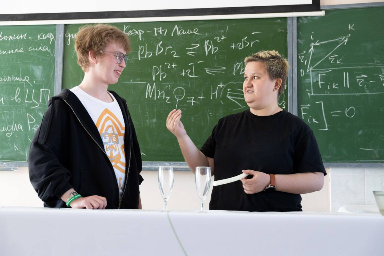 Денис Паслер поздравил профессорско-преподавательский состав свердловских вузов и ветеранов отрасли с Днем преподавателя высшей школы Денис Паслер поздравил профессорско-преподавательский состав свердловских вузов и ветеранов отрасли с Днем преподавателя высшей школы