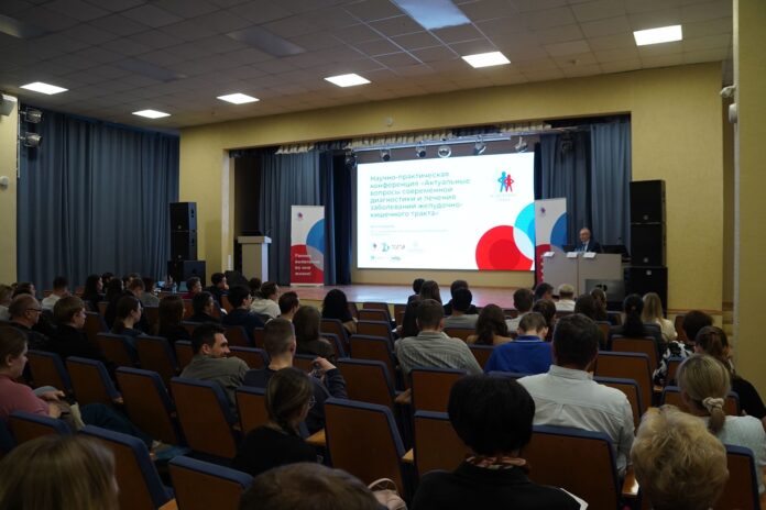 Научно-практическая конференция, посвященная реализации пилотного проекта по ранней диагностике рака желудка и факторов его развития, проходит в Свердловской областной клинической больнице №1