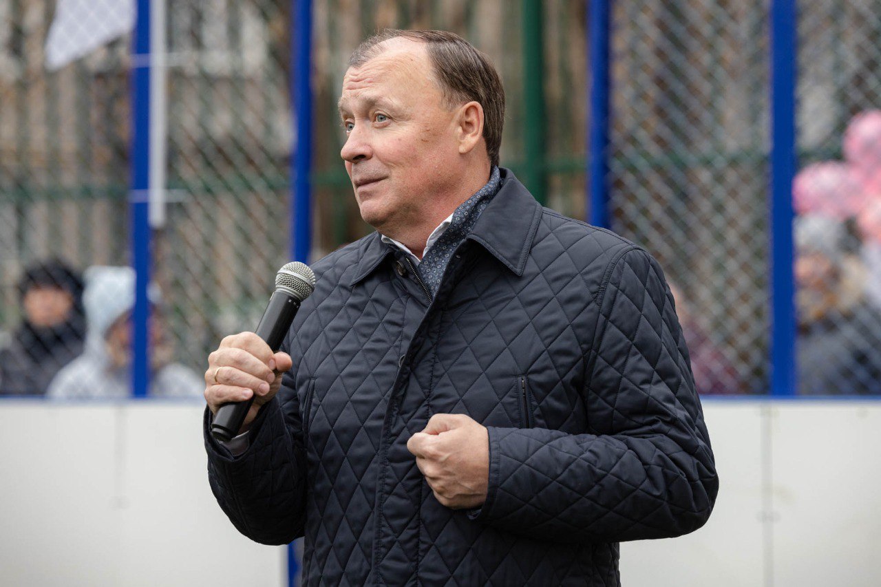 Алексей Орлов: На улице Мамина-Сибиряка, 8 открыли многофункциональную спортивную площадку, реконструированную в рамках проекта «Спорт в каждый двор» Алексей Орлов: На улице Мамина-Сибиряка, 8 открыли многофункциональную спортивную площадку, реконструированную в рамках проекта «Спорт в каждый двор»