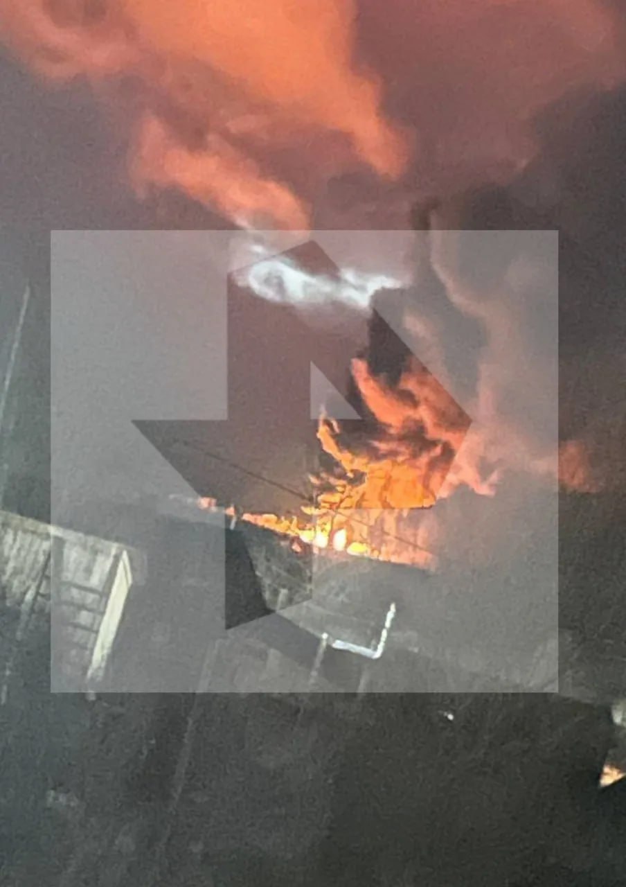 Два вагона-цистерны грузового поезда загорелись на границе Пермского края и Свердловской области, сообщили в Telegram-канале СвЖД Два вагона-цистерны грузового поезда загорелись на границе Пермского края и Свердловской области, сообщили в Telegram-канале СвЖД