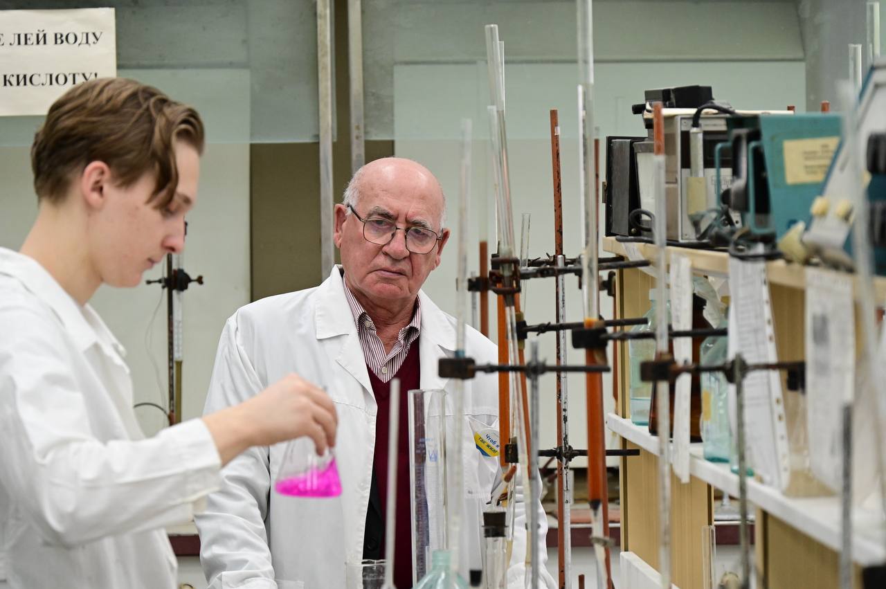 Денис Паслер поздравил профессорско-преподавательский состав свердловских вузов и ветеранов отрасли с Днем преподавателя высшей школы