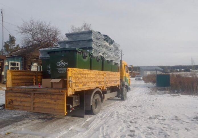 Региональный оператор по обращению с твердыми коммунальными отходами АО «Спецавтобаза» отправил в Каменск-Уральский 110 новых евроконтейнеров