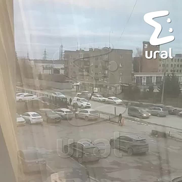 Полиция оцепила парковку возле завода Уралтрансмаш в Екатеринбурге