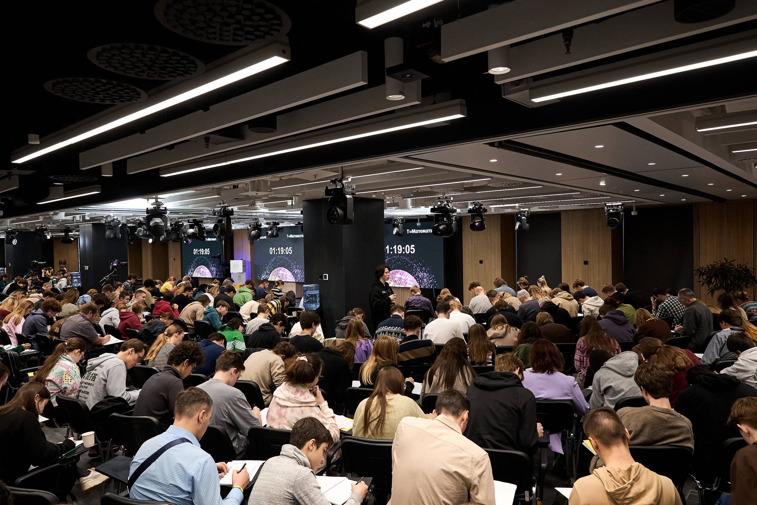 До сих пор помните, что «пифагоровы штаны во все стороны равны», а «биссектриса — это крыса, которая делит угол пополам»? Рассказываем, где наконец-то можно похвастаться этими знаниями