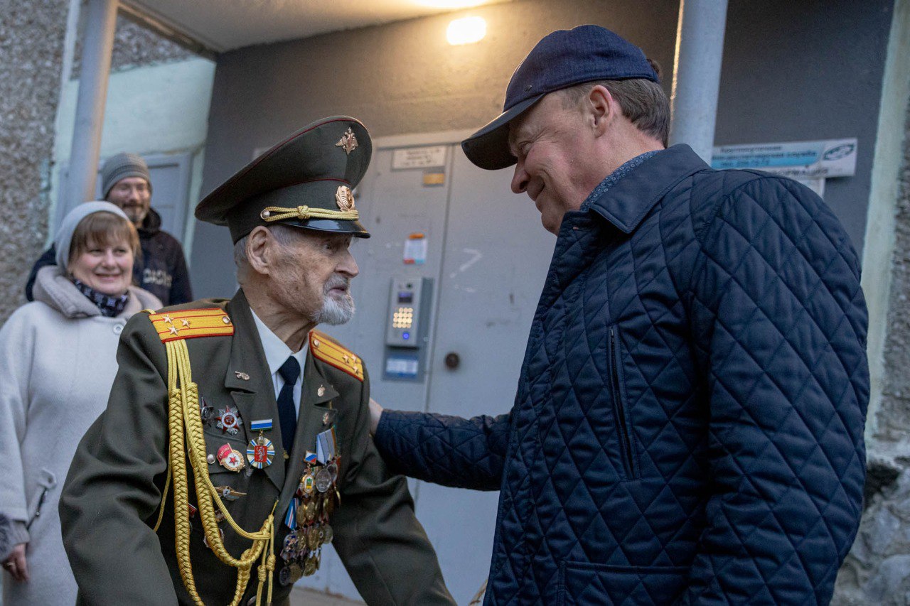 Алексей Орлов: С большой радостью и благодарностью вручил фрагмент картины «Минск. 3 июля 1944 год» ветерану Великой Отечественной войны, Почётному гражданину Екатеринбурга Дмитрию Николаевичу Суворову Алексей Орлов: С большой радостью и благодарностью вручил фрагмент картины «Минск. 3 июля 1944 год» ветерану Великой Отечественной войны, Почётному гражданину Екатеринбурга Дмитрию Николаевичу Суворову