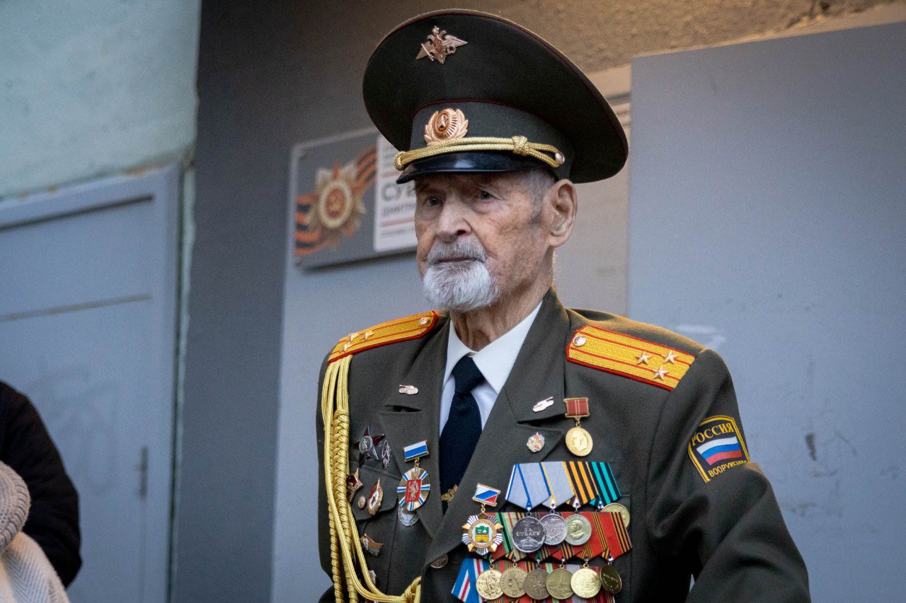 Алексей Орлов: С большой радостью и благодарностью вручил фрагмент картины «Минск. 3 июля 1944 год» ветерану Великой Отечественной войны, Почётному гражданину Екатеринбурга Дмитрию Николаевичу Суворову Алексей Орлов: С большой радостью и благодарностью вручил фрагмент картины «Минск. 3 июля 1944 год» ветерану Великой Отечественной войны, Почётному гражданину Екатеринбурга Дмитрию Николаевичу Суворову