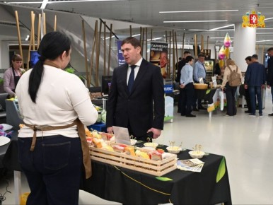 Свыше 1,5 тысячи представителей молочной отрасли из 68 регионов страны! В Екатеринбурге накануне стартовал VII Агропромышленный форум «Молоко России», он продлится до 21 ноября