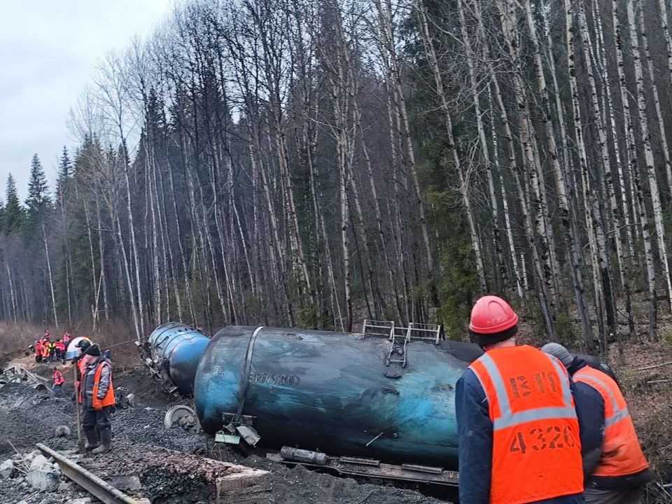 На границе Свердловской области и Пермского края в пути следования задерживаются 14 пассажирских поездов, сообщили в Федеральной пассажирской компании (ФПК, компания РЖД)