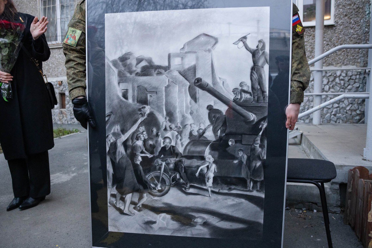 Алексей Орлов: С большой радостью и благодарностью вручил фрагмент картины «Минск. 3 июля 1944 год» ветерану Великой Отечественной войны, Почётному гражданину Екатеринбурга Дмитрию Николаевичу Суворову Алексей Орлов: С большой радостью и благодарностью вручил фрагмент картины «Минск. 3 июля 1944 год» ветерану Великой Отечественной войны, Почётному гражданину Екатеринбурга Дмитрию Николаевичу Суворову