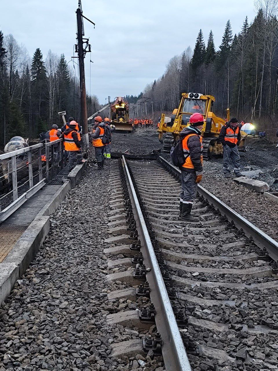 На границе Свердловской области и Пермского края в пути следования задерживаются 14 пассажирских поездов, сообщили в Федеральной пассажирской компании (ФПК, компания РЖД) На границе Свердловской области и Пермского края в пути следования задерживаются 14 пассажирских поездов, сообщили в Федеральной пассажирской компании (ФПК, компания РЖД)