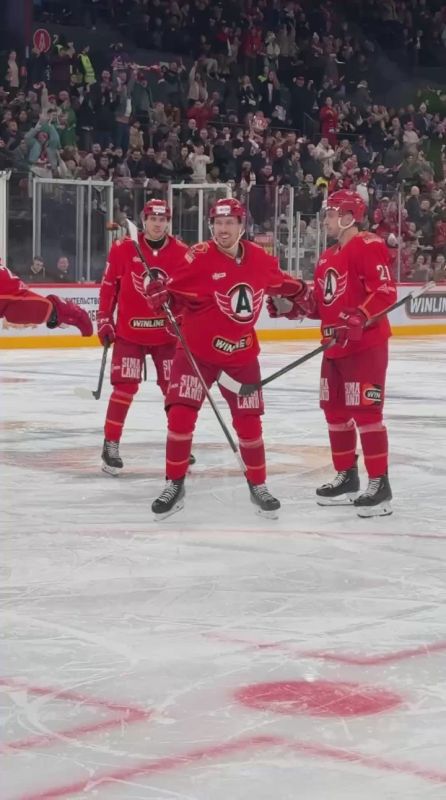 Хоккейный клуб «Автомобилист» уступил магнитогорскому «Металлургу» в регулярном матче КХЛ