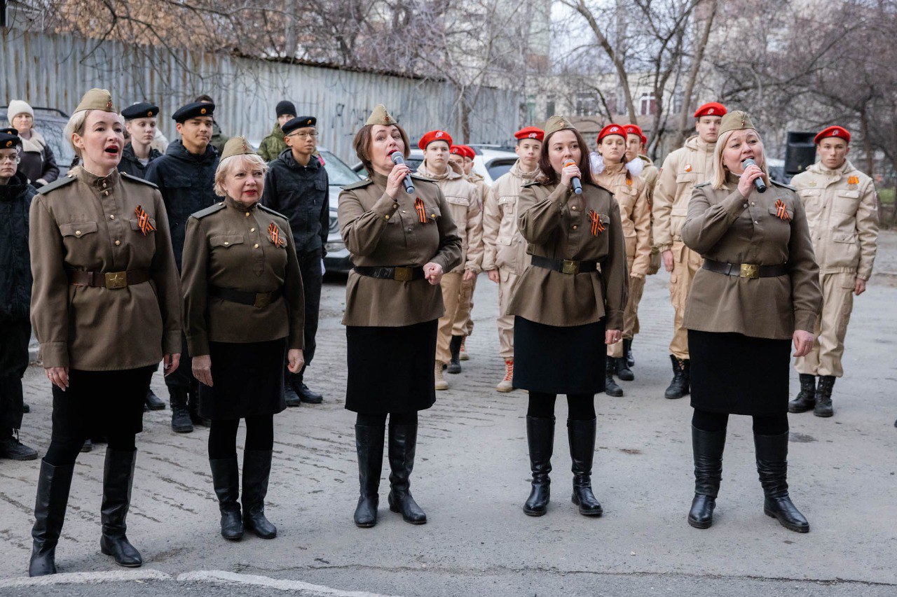 Алексей Орлов: С большой радостью и благодарностью вручил фрагмент картины «Минск. 3 июля 1944 год» ветерану Великой Отечественной войны, Почётному гражданину Екатеринбурга Дмитрию Николаевичу Суворову Алексей Орлов: С большой радостью и благодарностью вручил фрагмент картины «Минск. 3 июля 1944 год» ветерану Великой Отечественной войны, Почётному гражданину Екатеринбурга Дмитрию Николаевичу Суворову
