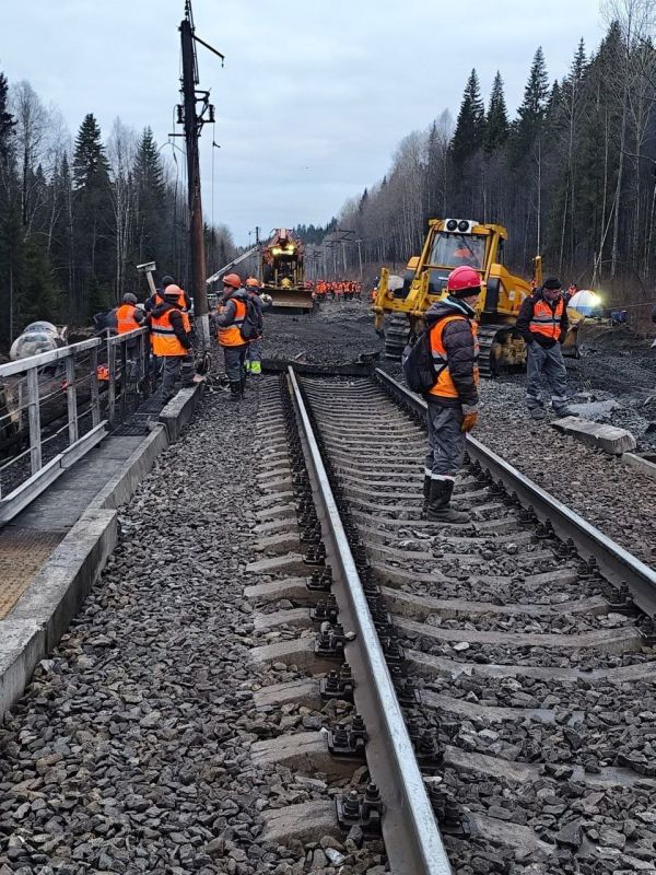 Шесть вагонов-цистерн, вспыхнувших прошлой ночью, убраны с путей