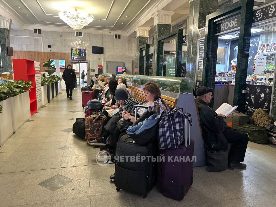 130 пассажиров застряли на вокзале Екатеринбурга из-за пожара на путях