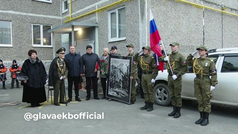 Алексей Орлов: С большой радостью и благодарностью вручил фрагмент картины «Минск. 3 июля 1944 год» ветерану Великой Отечественной войны, Почётному гражданину Екатеринбурга Дмитрию Николаевичу Суворову