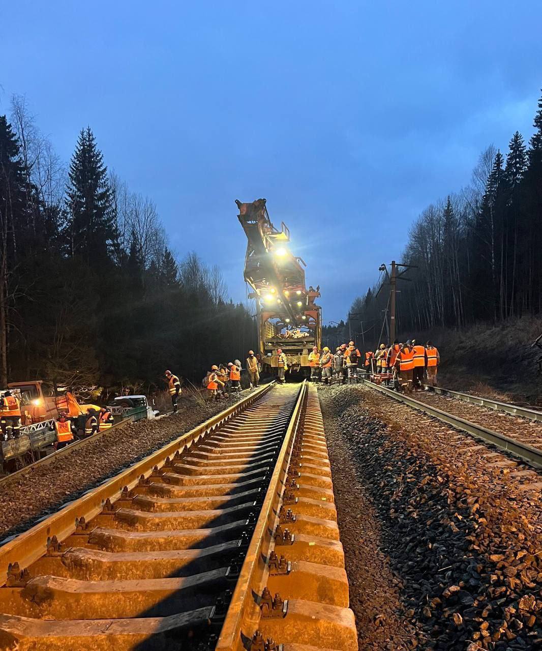 В ликвидации последствий происшествия задействовано 3 восстановительных поезда, автотракторная техника и спецтехника по ремонту пути В ликвидации последствий происшествия задействовано 3 восстановительных поезда, автотракторная техника и спецтехника по ремонту пути