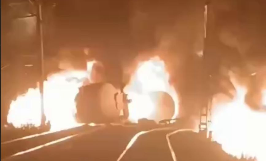 На Свердловской железной дороге загорелись цистерны с газовым конденсатом