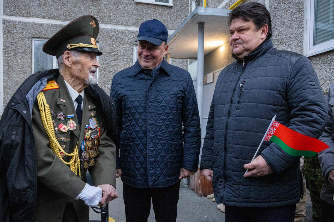 Алексей Орлов: С большой радостью и благодарностью вручил фрагмент картины «Минск. 3 июля 1944 год» ветерану Великой Отечественной войны, Почётному гражданину Екатеринбурга Дмитрию Николаевичу Суворову Алексей Орлов: С большой радостью и благодарностью вручил фрагмент картины «Минск. 3 июля 1944 год» ветерану Великой Отечественной войны, Почётному гражданину Екатеринбурга Дмитрию Николаевичу Суворову