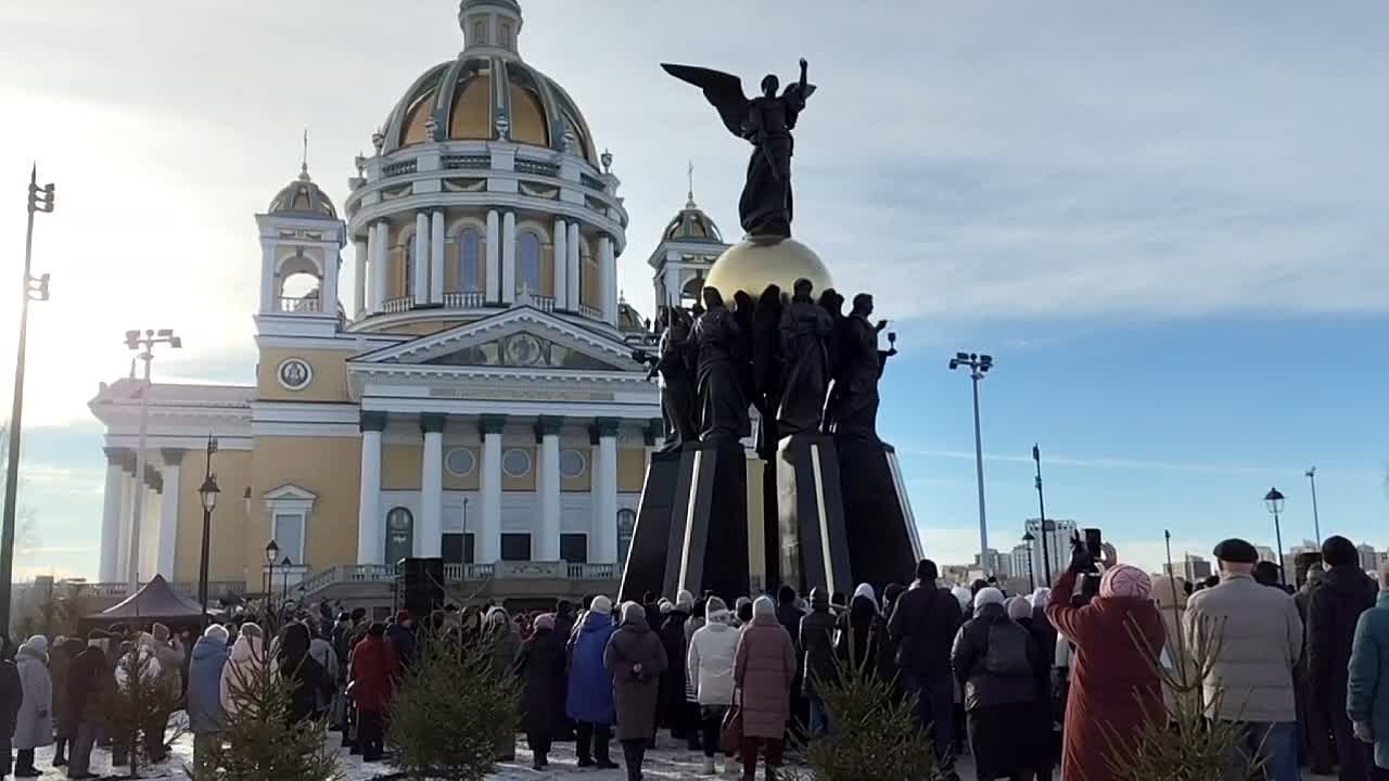 Вот такую красоту сегодня открыли у кафедрального собора Рождества Христова в Челябинске