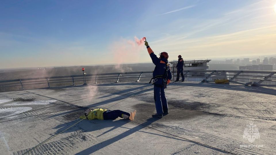 Свердловские огнеборцы успешно провели учения по ликвидации пожара в высотном здании