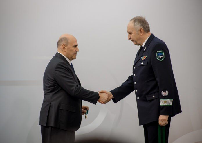 Премьер-министр России Михаил Мишустин вручил ректору Уральского государственного университета путей сообщения Александру Галкину государственную награду — орден Дружбы