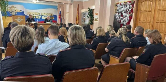 Начальник ГУ МВД России по Свердловской области генерал-лейтенант Александр Мешков с рабочим визитом посетил отдел полиции Первоуральска, где подвел итоги оперативно-служебной деятельности по борьбе с преступностью и...