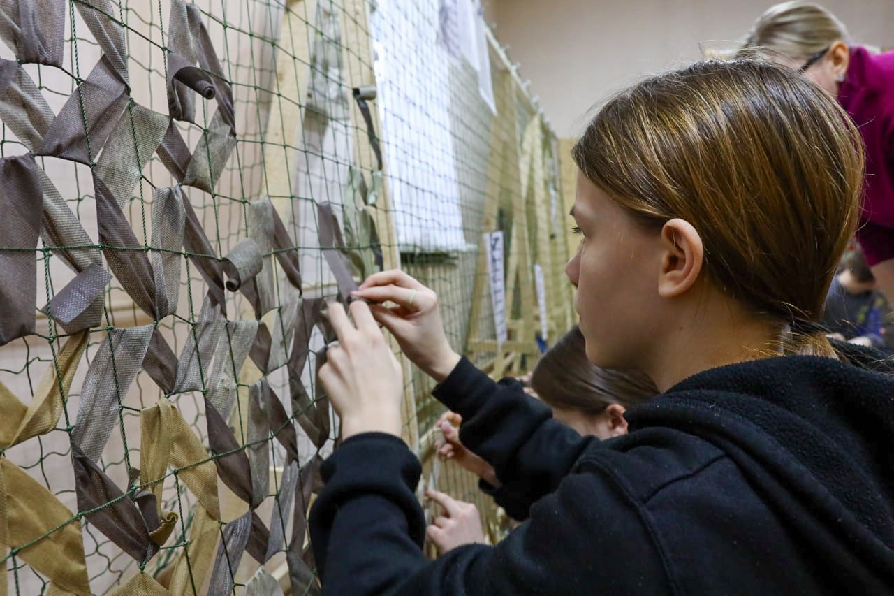 Школьники из Свердловской области сплели масксеть Школьники из Свердловской области сплели масксеть