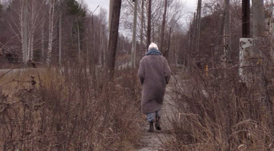 Настоящую полосу препятствий, да ещё и с риском для жизни вынуждены преодолевать жители улицы Каквинской в Серове, чтобы сходить в магазин или выкинуть мусор