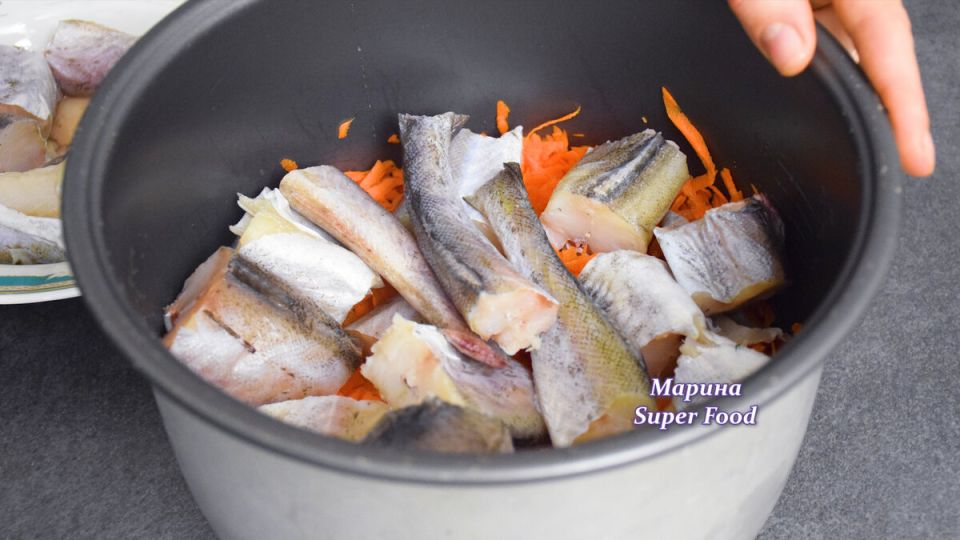 Нежный минтай под сметаной: сытный и простой семейный ужин