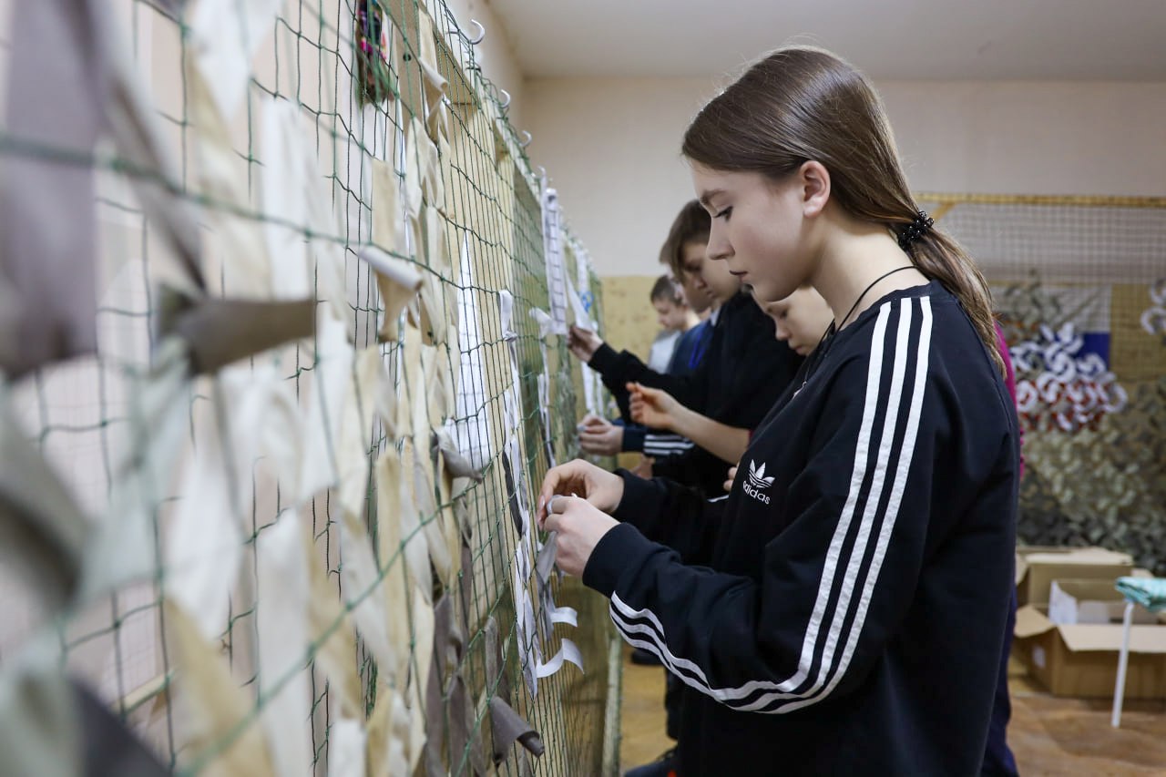 Школьники из Свердловской области сплели масксеть Школьники из Свердловской области сплели масксеть