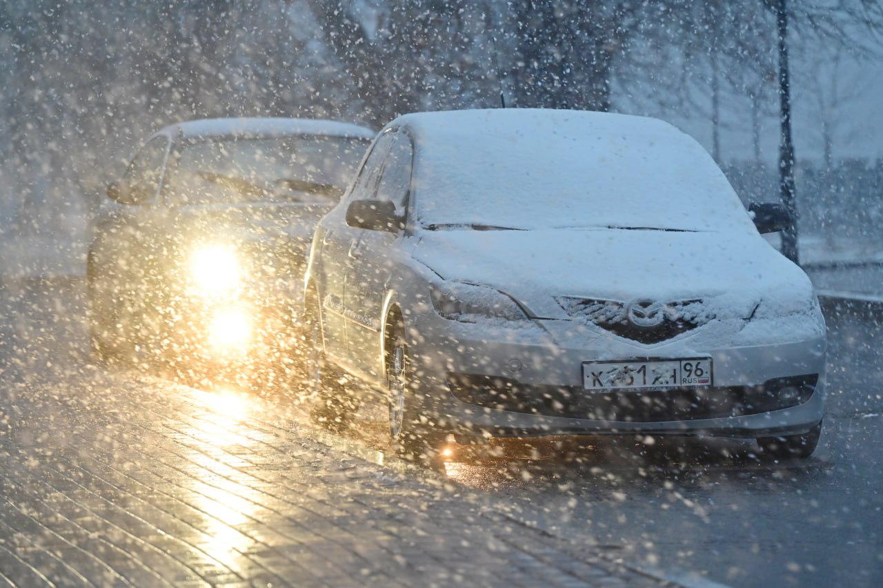 Свердловская Госавтоинспекция предупреждает об осложнении дорожной ситуации в регионе в связи с обильным снегопадом и призывает к предельной осторожности